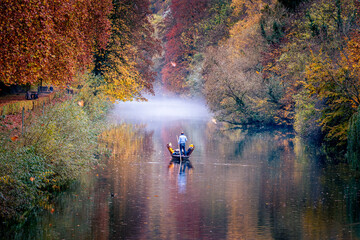 Stocherkahn im Herbst