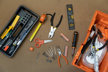 diferentes herramientas de trabajo para la construcción, como destornillador, tijeras, tornillos,...