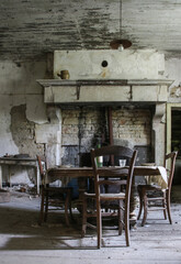 Fototapeta na wymiar intérieur d'une maison: une cuisine ancienne, délabrée abandonnée avec un besoin de rénovation