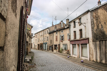 Rue à Fontenoy-le-Château, commune française de Lorraine, située dans le département des Vosges, en région Grand Est.