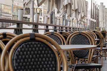 die Gastronomie hat geschlossen - nur leere Stühle