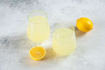 Two cups of lemonade with lemon slices