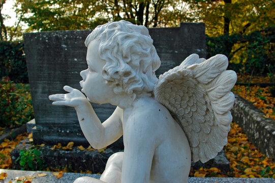 Engelsfigur auf einem Friedhofsgrab