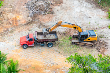 Maquinas escavadeiras em pleno trabalho