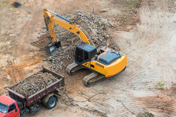 Maquinas escavadeiras em pleno trabalho
