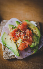 Menu saludable de tostadas con pavo, aguacate, tomate cherry y queso
