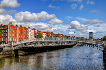 Naklejka premium The Ha'Penny Bridge in Dublin Ireland