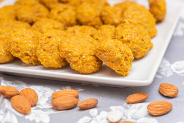 Galleta de harina de almendra y zanahorias.