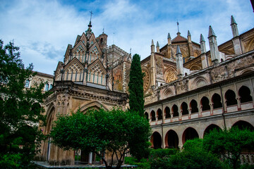 Fototapeta na wymiar Templete y claustro del monasterio de Guadalupe, España, con su increíble arquitectura hispano-mudejar de clara influencia islámica