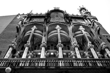 Parte superior de la fachada del Palacio de la Música de Barcelona, España