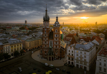 Fototapeta na wymiar Saint Mary's Basilica located on Main Square in Krakow during magic, colorful sunrise, Poland