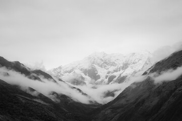 las nubes descienden al valle y retoman la montaña