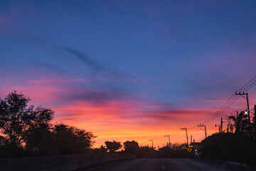 Hermoso amanecer en carretera, paisaje mexicano.