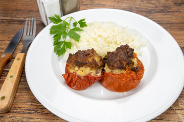 assiette de tomates farcies et riz