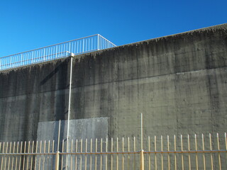 Fototapeta premium 水道企業団接合井施設のコンクリートの建物