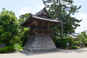 Fototapeta premium 西大寺 鐘楼 奈良市