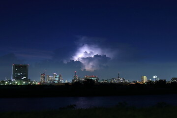 積乱雲の中で雷が光っている写真