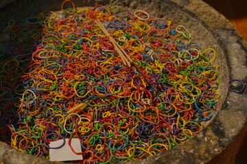 A multicolored rubber band was stripped of the cauldron after straining incense and candles used to worship monks in temples. The concept of recycling to save the world
