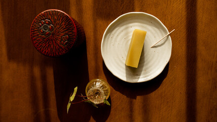 真俯瞰で撮影した芋羊羹と茶筒と植物