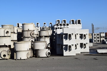 積まれた土木工事用コンクリート製品