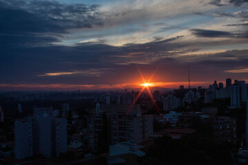 Por do sol metropolitano