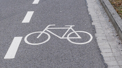 Fototapeta premium Symbol auf der Strasse für einen Radweg