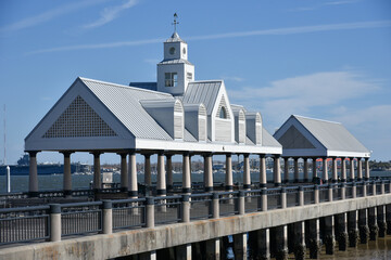 Obraz premium Outdoor seating pavilion at Waterfront Park in the downtown Charleston, South Carolina harbor.