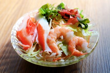 シーフードサラダ　カニカマ、海藻、海老