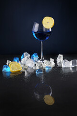 blauer Cocktail mit Eis und Zitrone