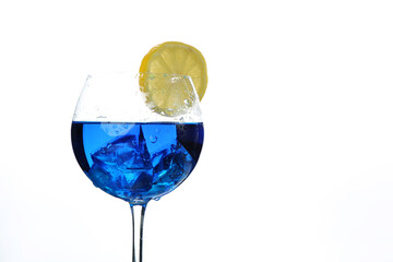 blauer Cocktail mit Zitrone