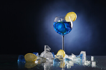 blauer Cocktail mit Eis und Zitrone