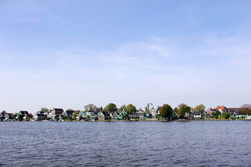 Obraz premium オランダ ザーンセ・スカンス ザーン川岸の風景