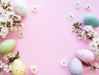 Obraz na płótnie Canvas Colorful Easter eggs with spring blossom flowers