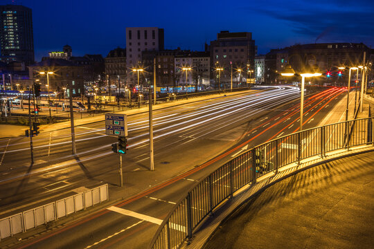 Beleuchtete Stra&szlig;e in Mainz