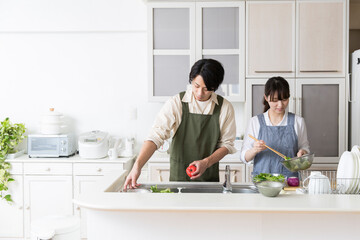 料理する　夫婦キッチン　日本人　カップル