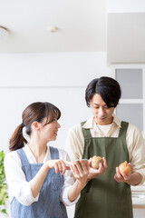 調理の相談をする夫婦　キッチン　ペアクック