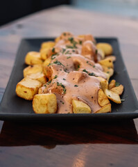 Racion de patatas bravas españolas con salsa picante