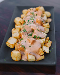 Racion de patatas bravas españolas con salsa picante