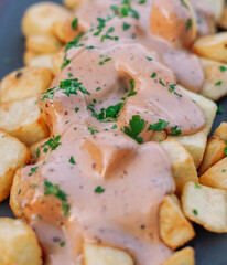Racion de patatas bravas españolas con salsa picante