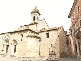 Fototapeta na wymiar San Quirico d'Orcia church in Italy