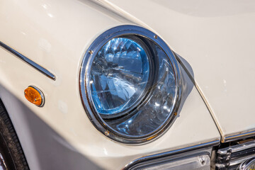自動車のヘッドライト　Headlight of the old car