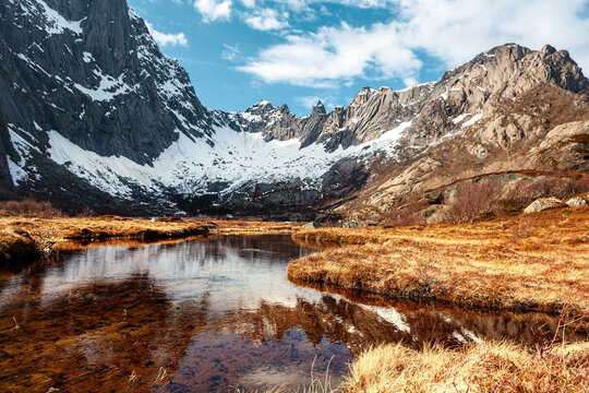 Kleiner See in einem Canyon auf den Lofoten in Norwegen