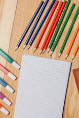 Obraz premium drawing pad colorful pencils wooden table school