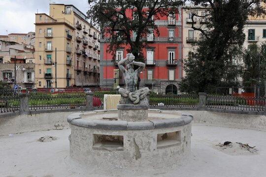 Napoli - Fontana del Tritone in Piazza Cavour