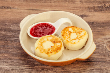 Cottage cheese pancakes with strawberry jam