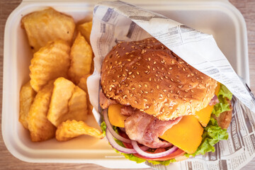hamburguesa con patatas lista para el reparto 