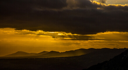 Puesta del sol con nubes de tormenta sobre las colinas del Parque Nacional de Monfragüe, España