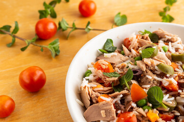 Salad of rice, tuna, tomatoes, olives and aromatic herbs. Ideal for a summer lunch