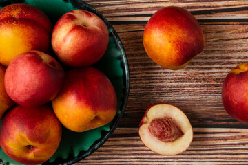 Fototapeta na wymiar Red and yellow peaches in a green platter