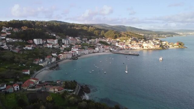 Puerto de Rax&oacute; con barcos y playa